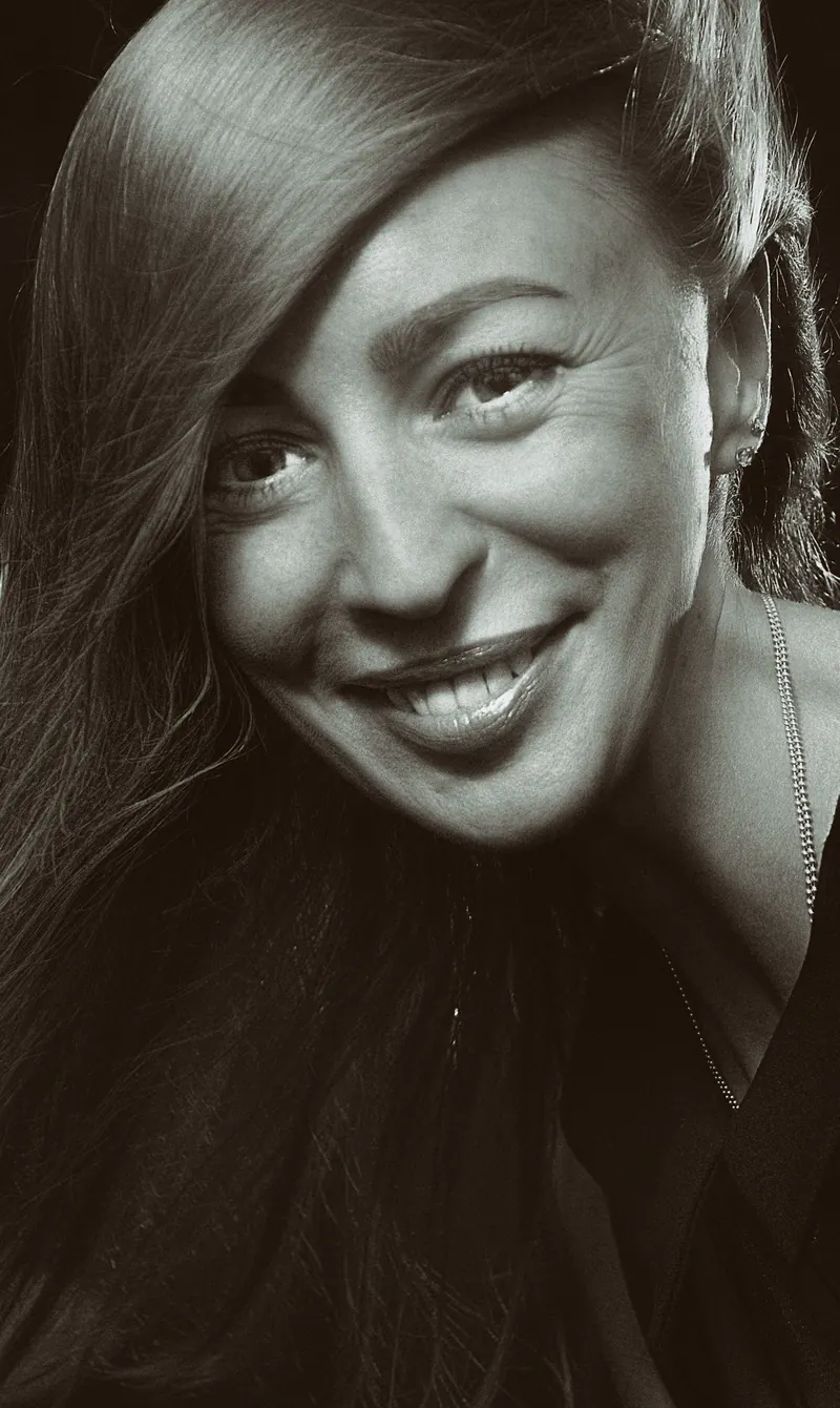 Mujer sonriendo con confianza