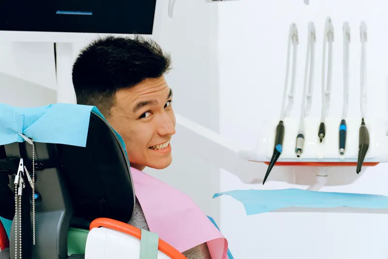 Paciente sonriendo en el sillón antes de su cita