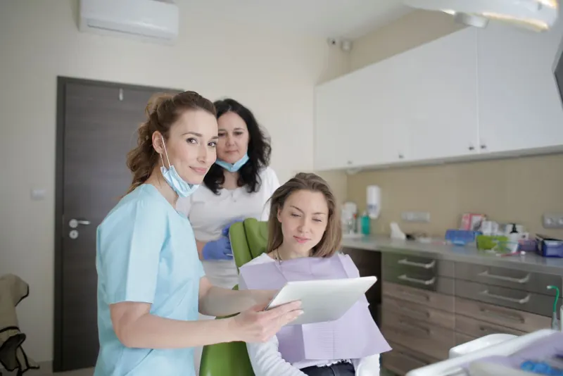 La doctora explicando el plan de tratamiento en la tableta
