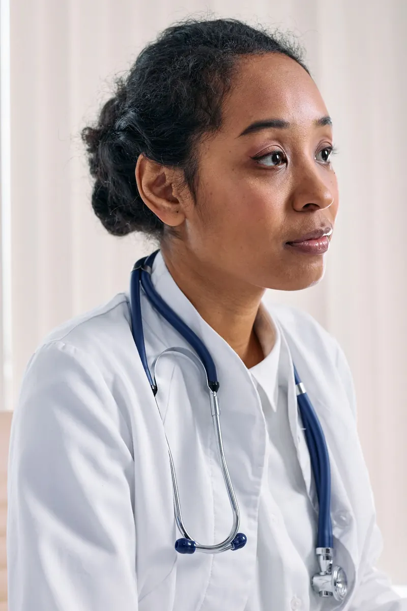 La doctora Laura Mora en el consultorio